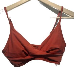 CUPSHE size M rust color bikini top twist front look. EUC